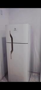 バヘイリーニャスにあるChalé Dunas de Prataの白い壁の客室内の白い冷蔵庫