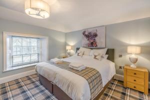 een slaapkamer met een groot bed en een raam bij 4 Bed in Kelso oc-b33446 in Kelso