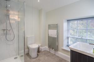 een badkamer met douche, toilet en wastafel bij 4 Bed in Kelso oc-b33446 in Kelso +26 foto's