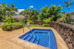 una piscina en el patio trasero de una casa en Pualani Villa, en Princeville