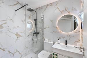 a bathroom with a shower and a toilet and a sink at Largo da Praça Boutique by Sé Apartamentos in Braga +41 photos