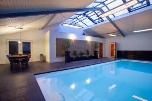 Πισίνα στο ή κοντά στο Luxe Villa with Pool and Sauna in Spijkerboor