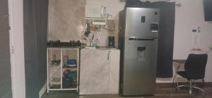 una cocina con nevera y microondas en La casita de Issa via Boquete, en David 1 foto más