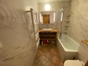 Koupelna v ubytování Les Saisies - Studio cabine rénové 4/5 pers avec terrasse exposée sud, animaux tolérés. - FR-1-293-161