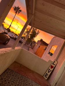 Η ανατολή ή δύση του ηλίου όπως φαίνεται από αυτό το δωμάτιο σε οικογενειακή κατοικία ή από εκεί κοντά +5 φωτογραφίες