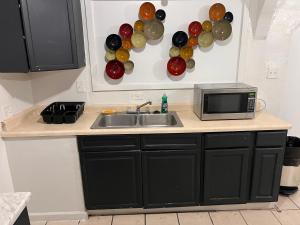 Η κουζίνα ή μικρή κουζίνα στο Central Phoenix Value Stay Blue Room