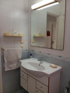 Ένα μπάνιο στο Room Flower Near Airport