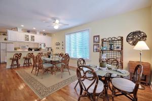 Χώρος καθιστικού στο FS01: 1 Frank Sottile Lane