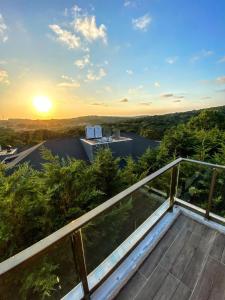 Blick auf den Sonnenuntergang von der Terrasse eines Hauses in der Unterkunft Ahmed Teacher's hotel, including breakfast, closest to the airport in Arnavutköy