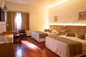 Postel nebo postele na pokoji v ubytování Ritz Plaza Hotel