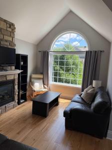 サン・ソヴェール・デ・モンにあるIn-ground pool - Spacious condo - Horizonsのソファと大きな窓のあるリビングルーム +10枚の写真