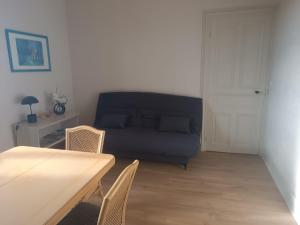 Cours la VilleにあるCOURS LA VILLEのソファとテーブルと椅子のあるリビングルーム