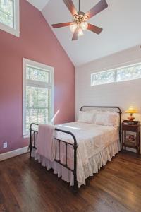 Postel nebo postele na pokoji v ubytování Victorian Cabin Rental with Outdoor Fireplace and Bearpen Creek Views near Dallas, Texas