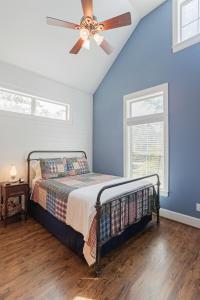 Postel nebo postele na pokoji v ubytování Victorian Cabin Rental with Outdoor Fireplace and Bearpen Creek Views near Dallas, Texas