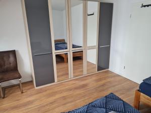 een kleedkamer met een spiegel en een stoel bij Schöne Dachgeschoss Wohnung in Marl