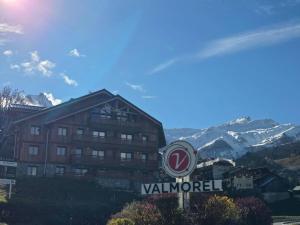 ein Hotel mit einem Schild vor einem Gebäude in der Unterkunft Appartement moderne avec balcon et parking à Valmorel - FR-1-291-1019 in Valmorel + 6 Fotos