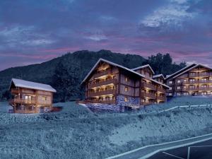 Eine Gruppe von Holzgebäuden auf einem Feld bei Nacht in der Unterkunft T2 neuf à Valmorel, 4 pers, parking - FR-1-291-1040 in Valmorel