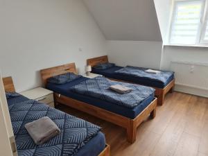 een kamer met drie bedden in een kamer bij Schöne Dachgeschoss Wohnung in Marl
