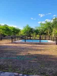 Bazén v ubytování Cabañas La Juanita nebo v jeho okolí