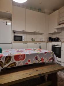 Η κουζίνα ή μικρή κουζίνα στο Pispalan Helmi - Koti Näköalalla +11 φωτογραφίες