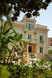 Cette grande maison dispose d'un balcon. dans l'établissement Villa Liberty, à Castellammare di Stabia