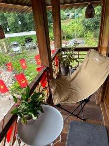 a room with a table and a chair and a window at The Bare Nest Retreat in Làng Lai