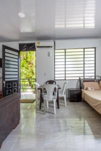 ヒラルドットにあるhotel Air b&b altos del peñonのテーブルと椅子とベッドのある部屋