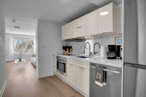 Φωτογραφία από το άλμπουμ του Peaceful 2BR Condo with Ocean Views on Ocean Drive South Beach στο Μαϊάμι Μπιτς