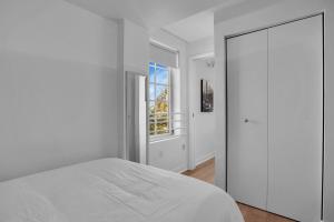 Ένα ή περισσότερα κρεβάτια σε δωμάτιο στο Peaceful 2BR Condo with Ocean Views on Ocean Drive South Beach