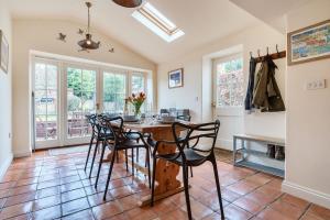 ein Esszimmer mit Tisch und Stühlen in der Unterkunft Ivy Cottage in Thornham