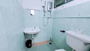 ein Badezimmer mit Waschbecken, Toilette und Dusche in der Unterkunft MediSehat Budget Stay, Near Mount Miriam Cancer Hospital in Tanjung Bungah + 7 Fotos