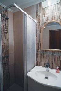 a bathroom with a sink and a shower at Check and Home - Chapa - 5 huéspedes con patio y parrilla in Chapadmalal +5 photos