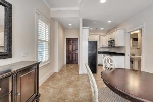 Η κουζίνα ή μικρή κουζίνα στο Sea Gate #108