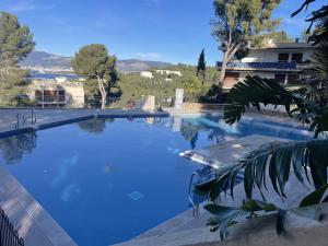 Bazén v ubytování Vue mer incroyable, piscine, tennis et accès plage - 3 chambres nebo v jeho okolí