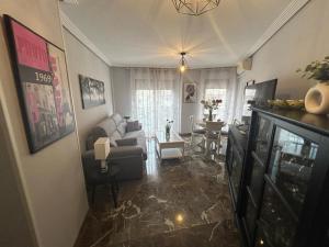 TV a/nebo společenská místnost v ubytování Apartamento en centro ciudad con garaje y aire acondicionado