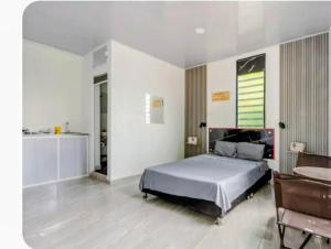 ヒラルドットにあるhotel Air b&b altos del peñonのベッドルーム(ベッド1台、シンク付)