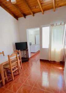 サンベルナルドにあるColonial suitesのテーブルとテレビのあるリビングルーム