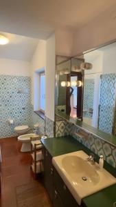 baño con 2 lavabos, espejo y 2 aseos en Finestra sul Lago Bellagio, en Civenna