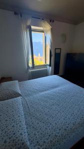 Un dormitorio con una cama grande y una ventana. en Finestra sul Lago Bellagio, en Civenna 32 fotos más