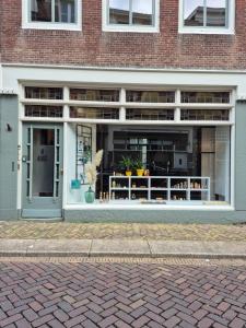 een winkelpui van een bakstenen gebouw bij Steeg 8 A en B in Dordrecht