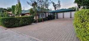 IJ Apartments في ندولا: موقف من الطوب امام المنزل +صورتان