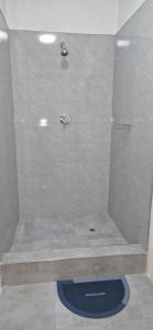 Ένα μπάνιο στο IJ Apartments