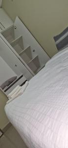 Ένα ή περισσότερα κρεβάτια σε δωμάτιο στο IJ Apartments