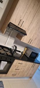 Η κουζίνα ή μικρή κουζίνα στο IJ Apartments