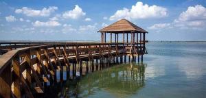 ロゾリーナ・マーレにあるApartment in Rosolina Mare 34041の水上のガゼボ付きの木造桟橋