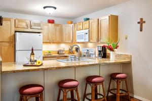 Η κουζίνα ή μικρή κουζίνα στο Waikoloa Villas F-100