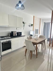 Η κουζίνα ή μικρή κουζίνα στο Caesar Resort Studio, North Cyprus, Long Beach +2 φωτογραφίες