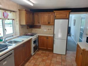 Kuchyň nebo kuchyňský kout v ubytování Waterside Cottage - Sleeps 11 on Grand Union Canal