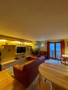 プレ・サン・ディディエにあるPanoramic House Courmaisonのソファとテーブルのあるリビングルーム +5枚の写真