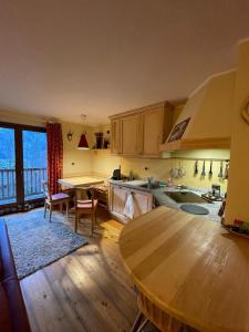 プレ・サン・ディディエにあるPanoramic House Courmaisonのテーブルとダイニングルームのあるキッチン